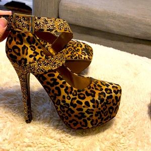 Leopard high heels with studs